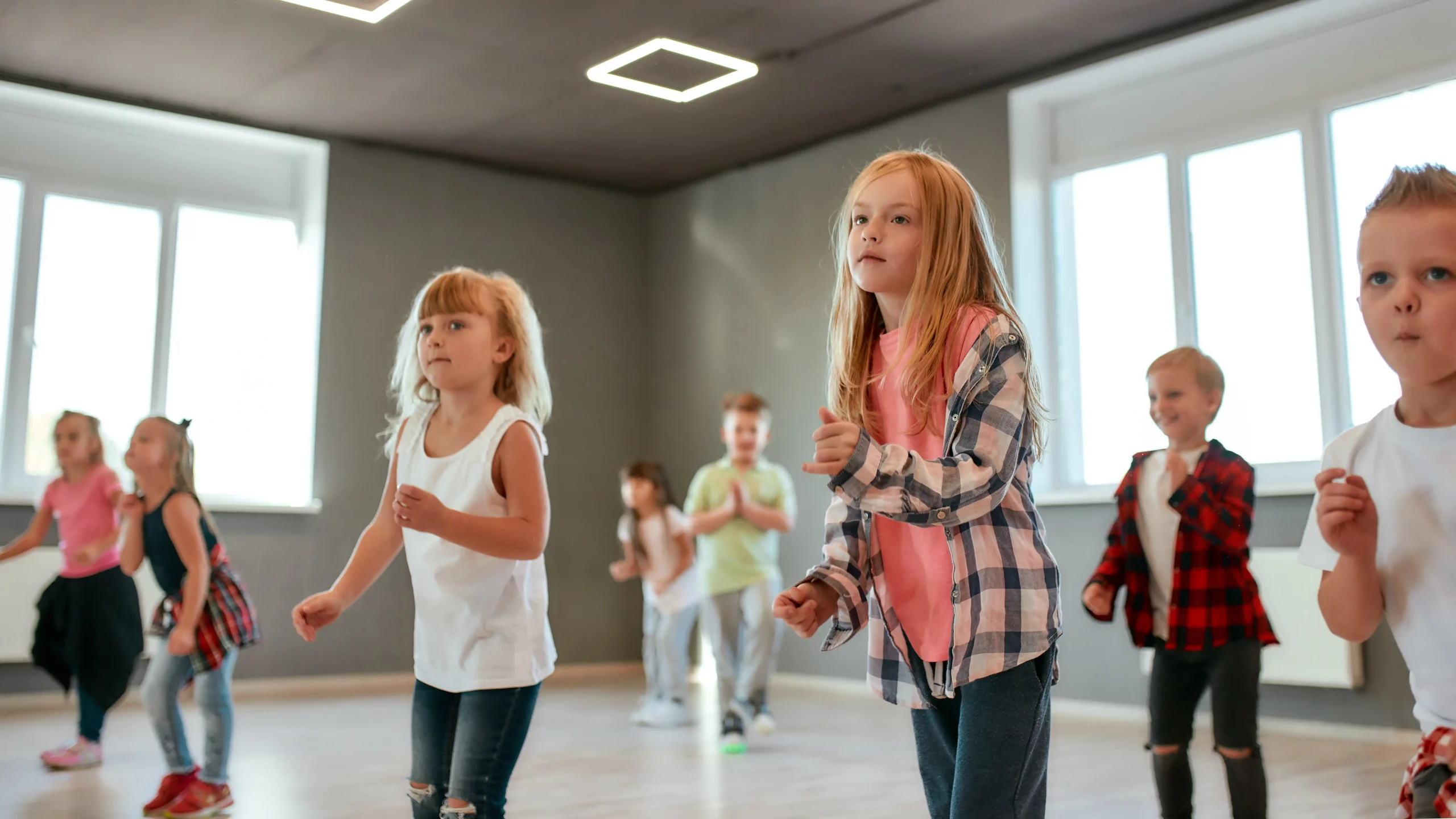 Foto einer Gruppe Kinder, die gemeinsam tanzen.