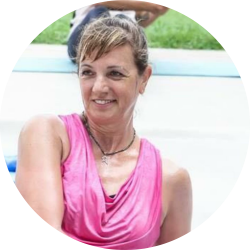Trainerin Marion von Body and Soul Fitness in pinker Kleidung während des Trainings