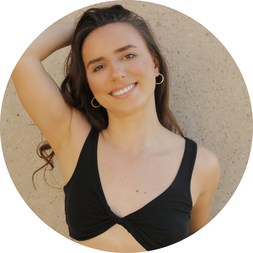 Trainerin Eleonora von Body and Soul Fitness Lünen sitzt auf dem Boden
