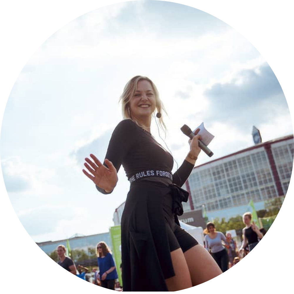 Trainerin Pauline von Body and Soul Fitness Lünen sitzt auf dem Boden