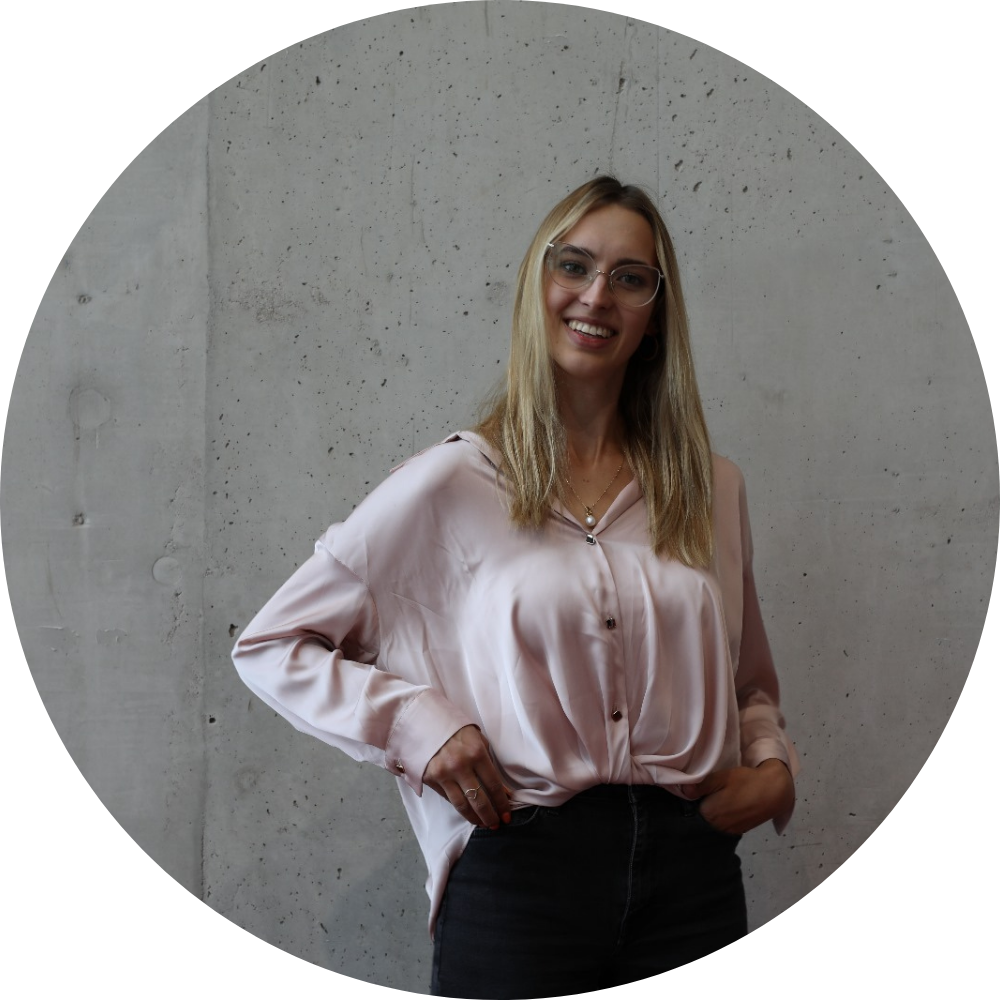 Trainerin Theresa von Body and Soul Fitness Lünen sitzt auf dem Boden